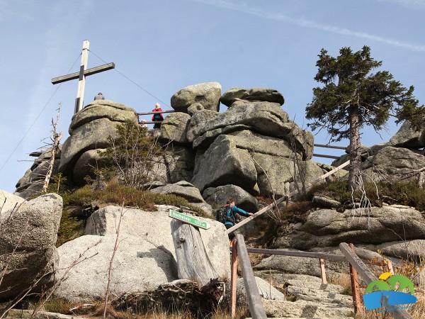 Třístoličník,  Dreisesselberg, Dreisesselstein nebo také Třízubec či Říruřec